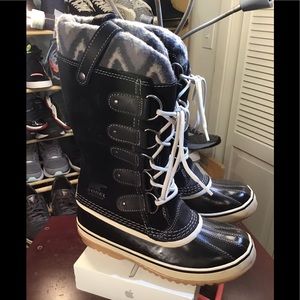 Sorel Women's Joan of Arctic Knit II Boot - Black. Like New. Keep your feet warm
